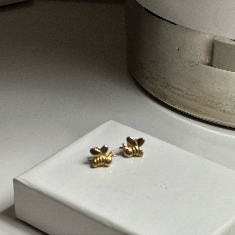 DISNEY Signed Vintage Bee 🐝 Gold Stud Earrings | Cute Bumblebee Pierced GUC - Picture 5 of 6